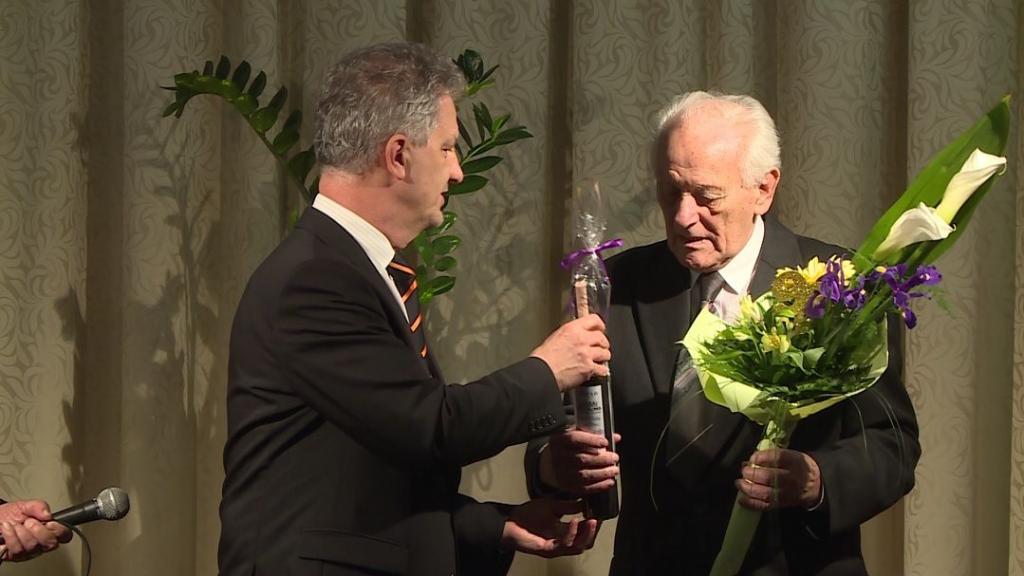 Szarvas Péter polgármester köszöntötte 2018-ban, az akkor 90 éves Dariday Róbertet (Fotó : Kugyelka Attila)