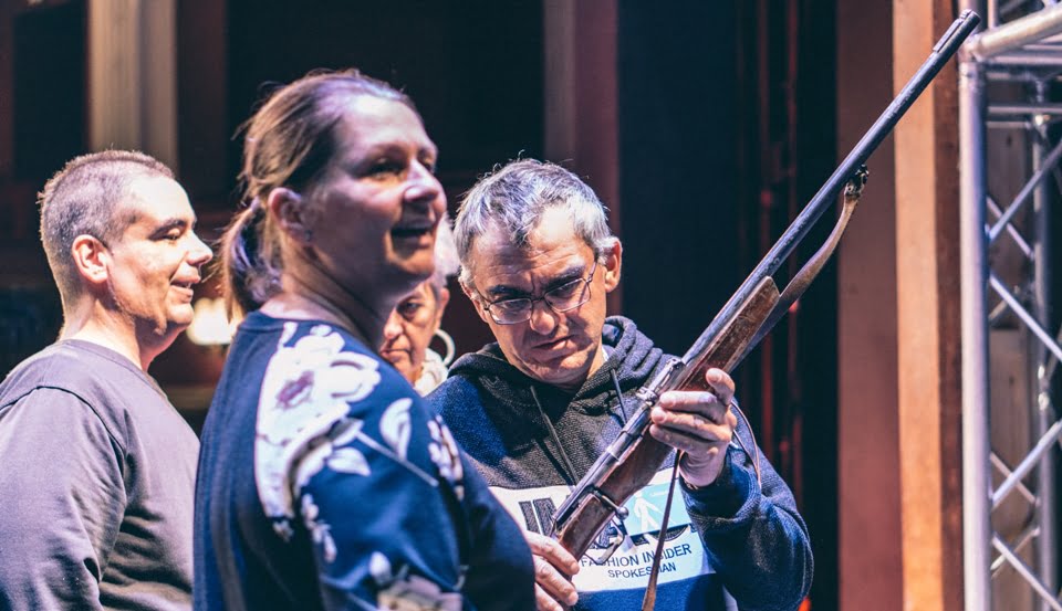 A Trianon című előadás egyig kellékfegyverét tapogatja körbe egy látássérült nézőnk. Fotó Bere Mátyás