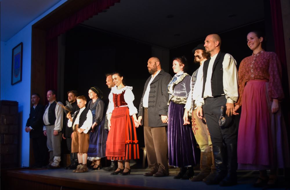 Társulatunk a Tamási Áron Kultúrház színpadán Fotó: Hadnagy Éva