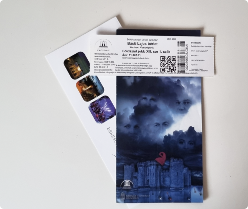 Békéscsabai Jókai Színház bérlet és műsorfüzet az asztalon