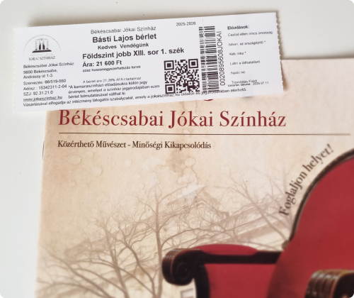 Békéscsabai Jókai Színház bérlet és műsorfüzet az asztalon