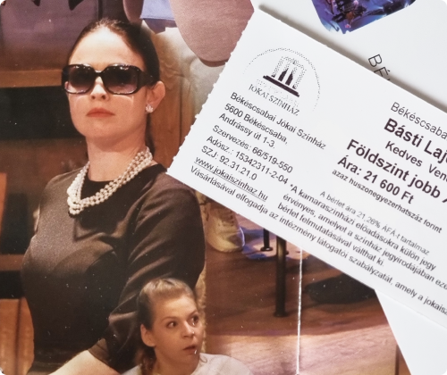 Békéscsabai Jókai Színház bérlet egy előadás jelenetének hátterében