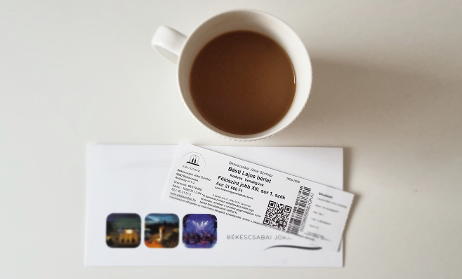 Kávé és színházjegyek az asztalon