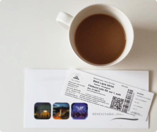 Kávéscsésze és Békéscsabai Jókai Színház bérlet az asztalon