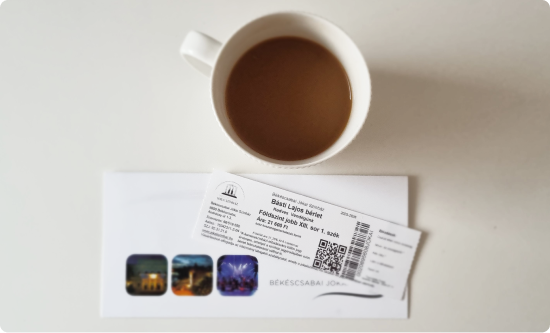 Kávéscsésze és Békéscsabai Jókai Színház bérlet az asztalon