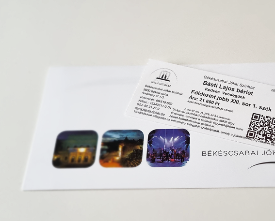 Békéscsabai Jókai Színház bérlet és boríték az asztalon