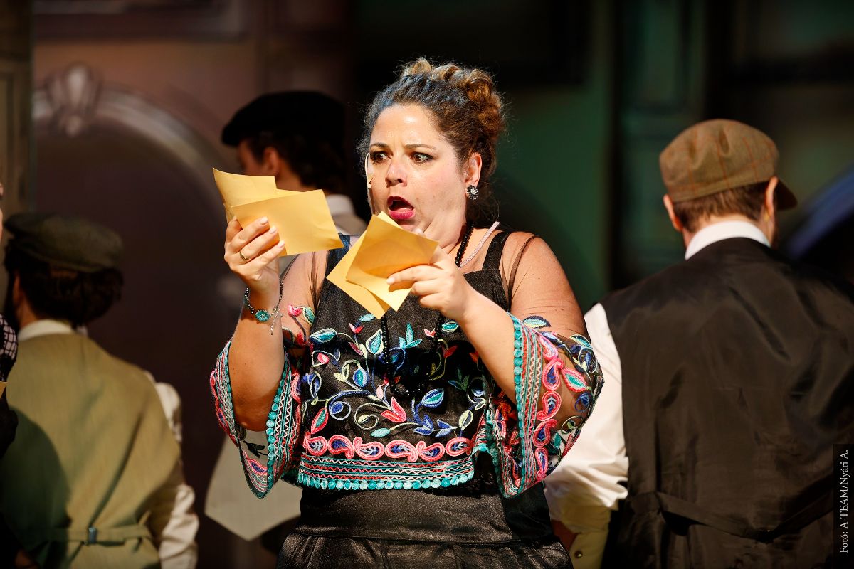 A színművész a A három sárkány, avagy a három nagynéni című darabban jelenet közben.