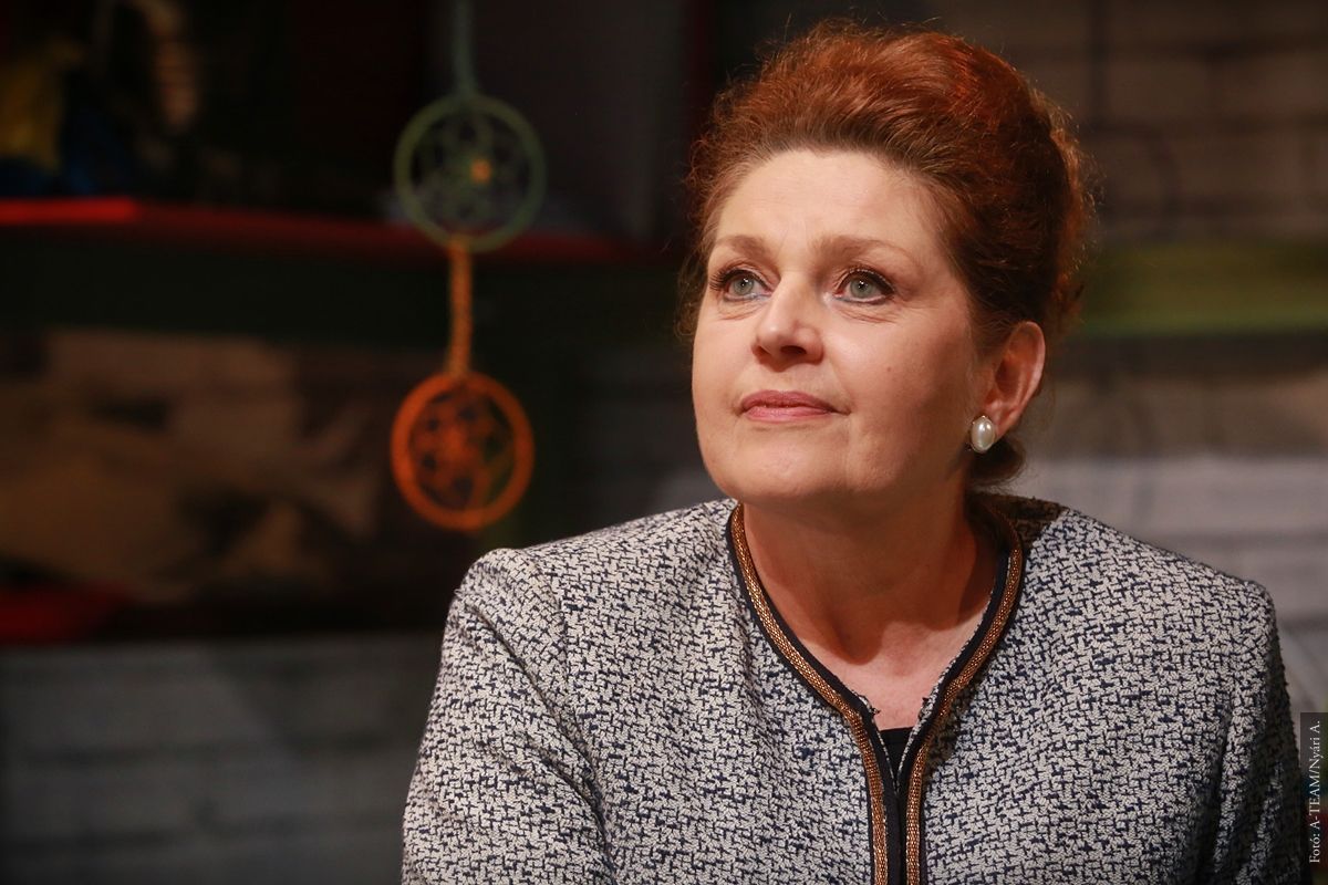 A színművész A pillangók szabadok című darabban jelenet közben jókedvűen figyel.