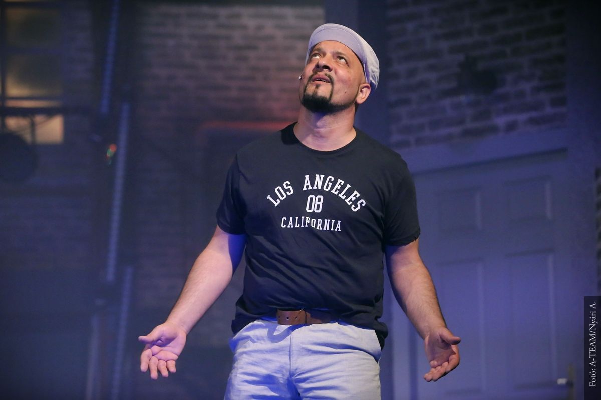 A színművész az Alul semmi című darabban jelenet közben meglepetten néz.