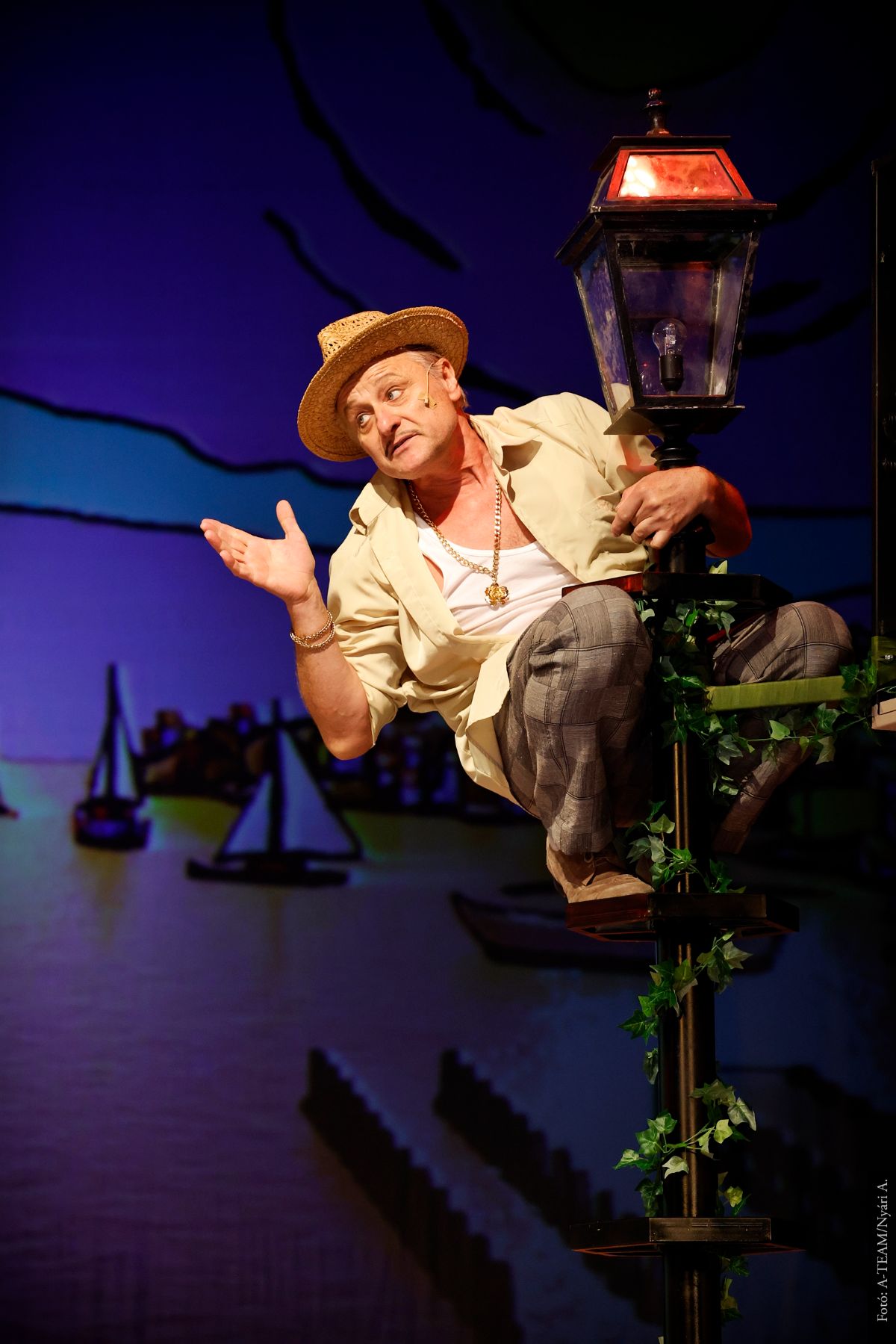 A színművész az Anconai szerelmesek című darabban jelenet közben villanypóznára mászik.