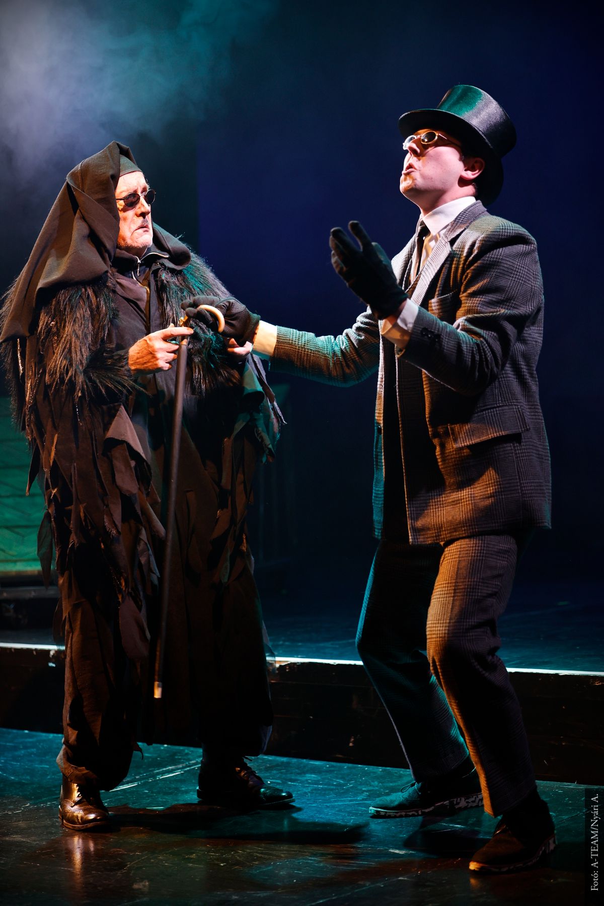 A színművészek Az égig érő fa című előadás egyik jelenetében a színpadon.