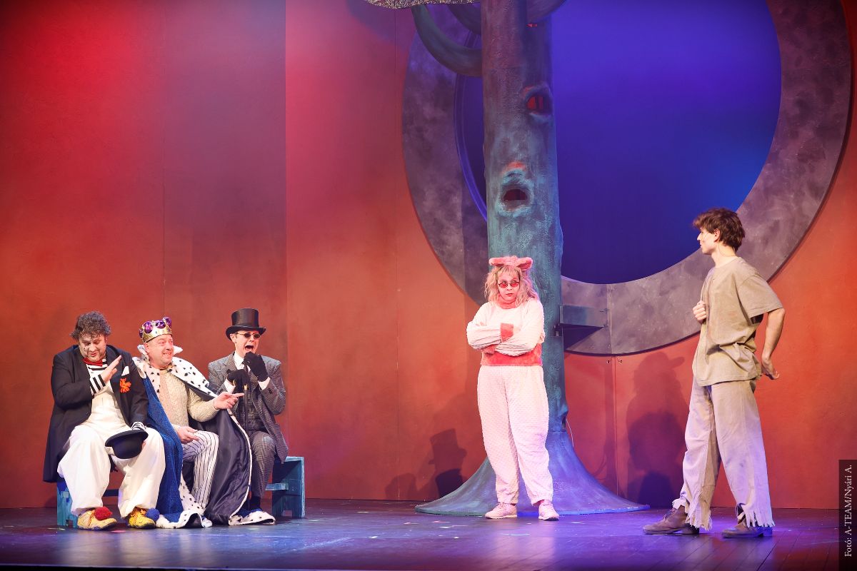 A színművészek az Az égig érő fa című előadásban közös jelenetben.