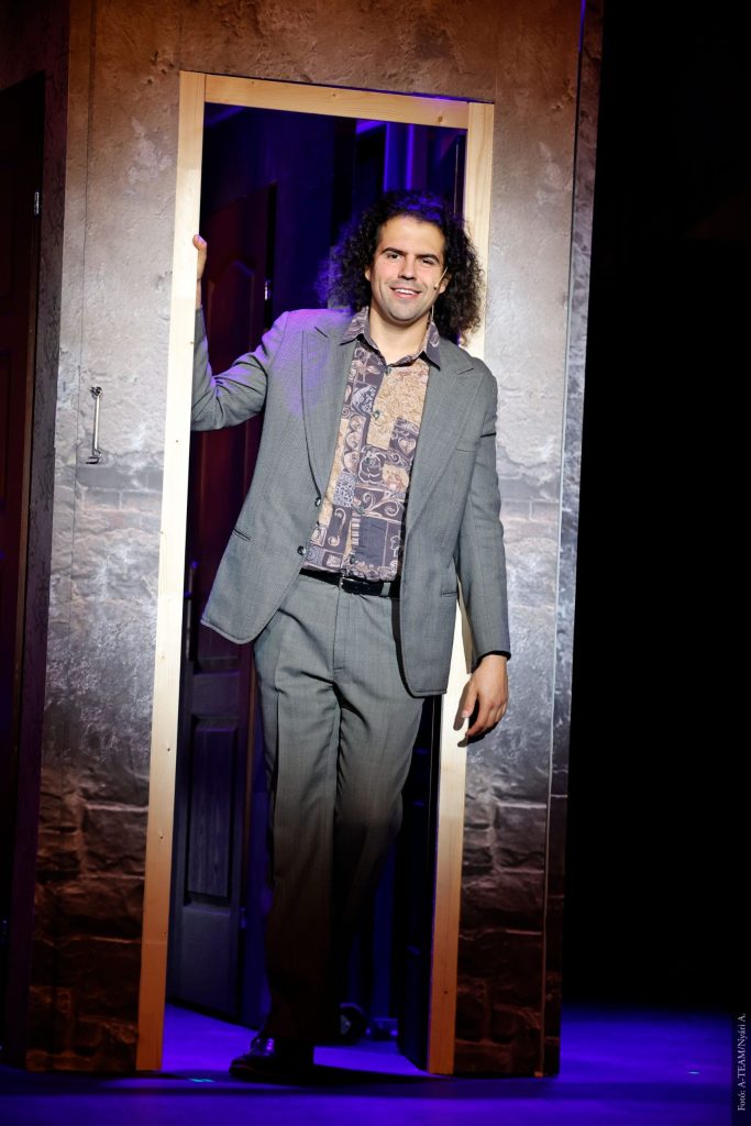 Azok a boldog szép napok című előadás jelenete, férfi szereplő belép a színpadra.