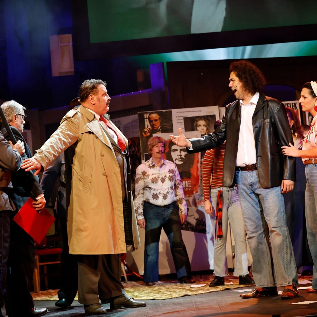 Azok a boldog szép napok című színházi előadás egyik drámai jelenete, ahol a szereplők vitatkoznak a színpadon.