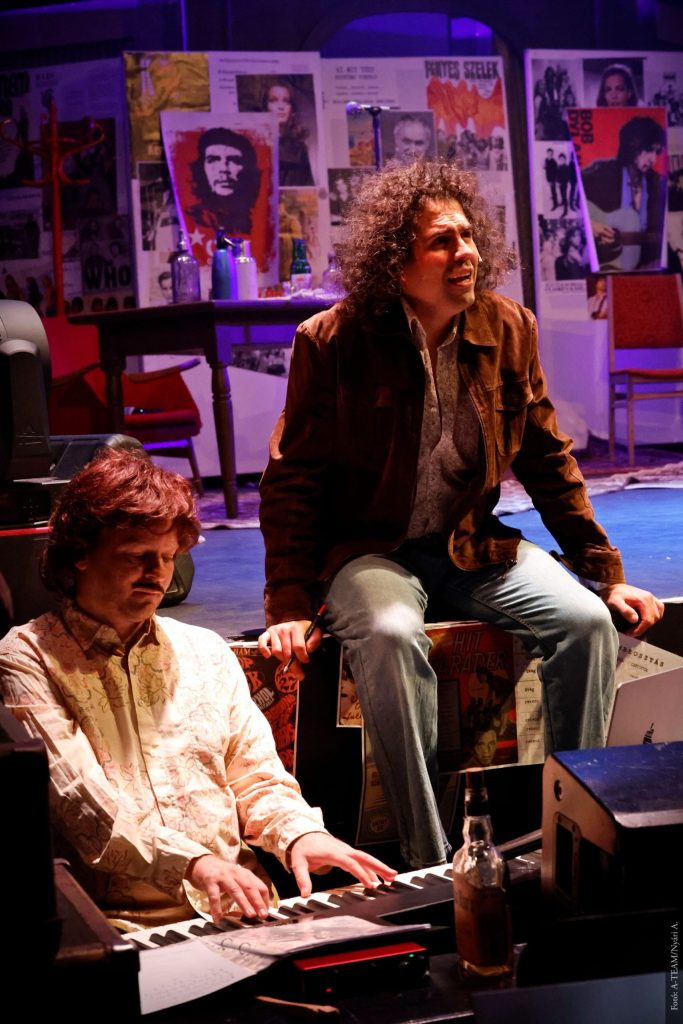 Két zenész egy színpadon játszik.