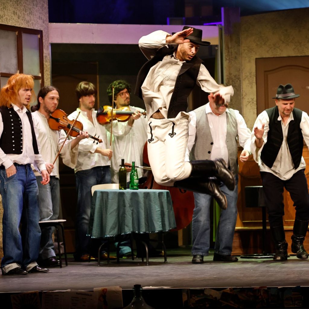 Színpadi előadás, tánc és zene.