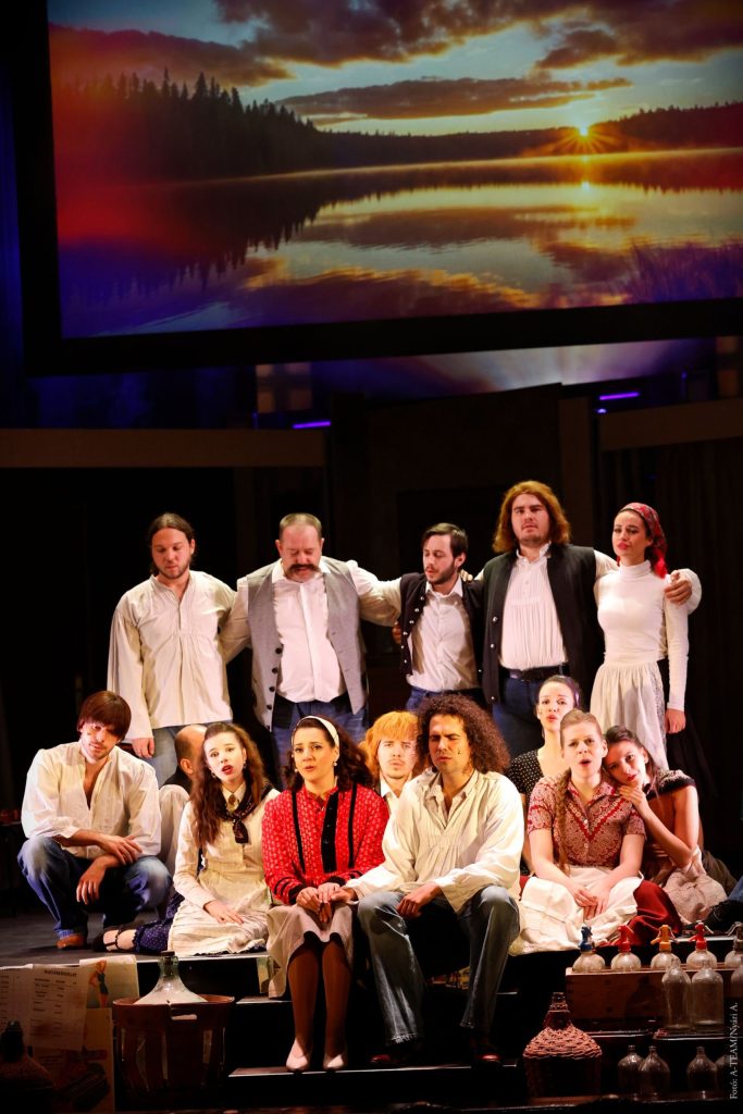 Színpadi előadás, csoportkép, naplemente.