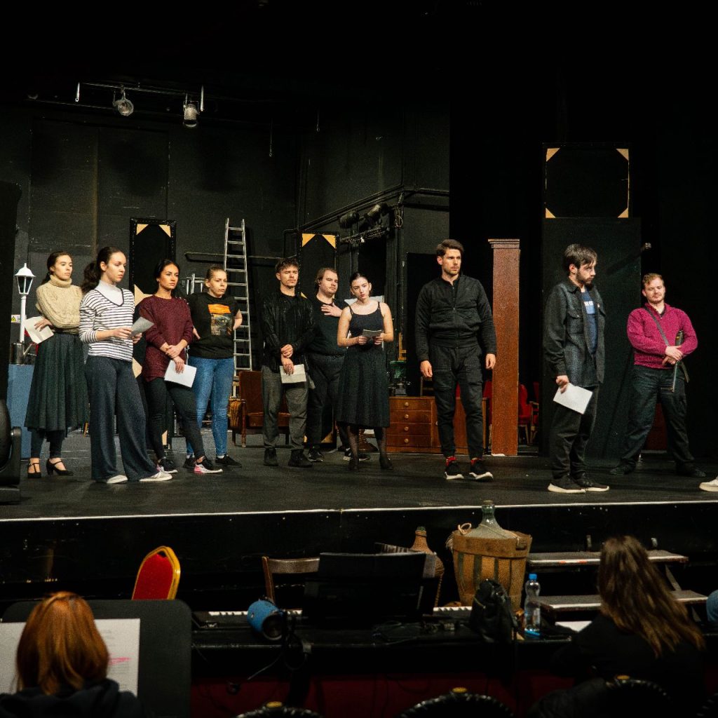 Emberek egy csoportja egy színpadon.