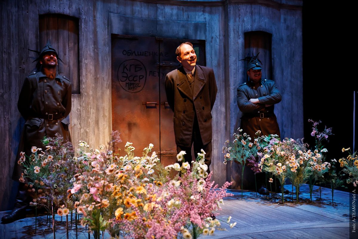 A színművészek az Elvásik a veres csillag című előadásban jelenet közben a színpadon.