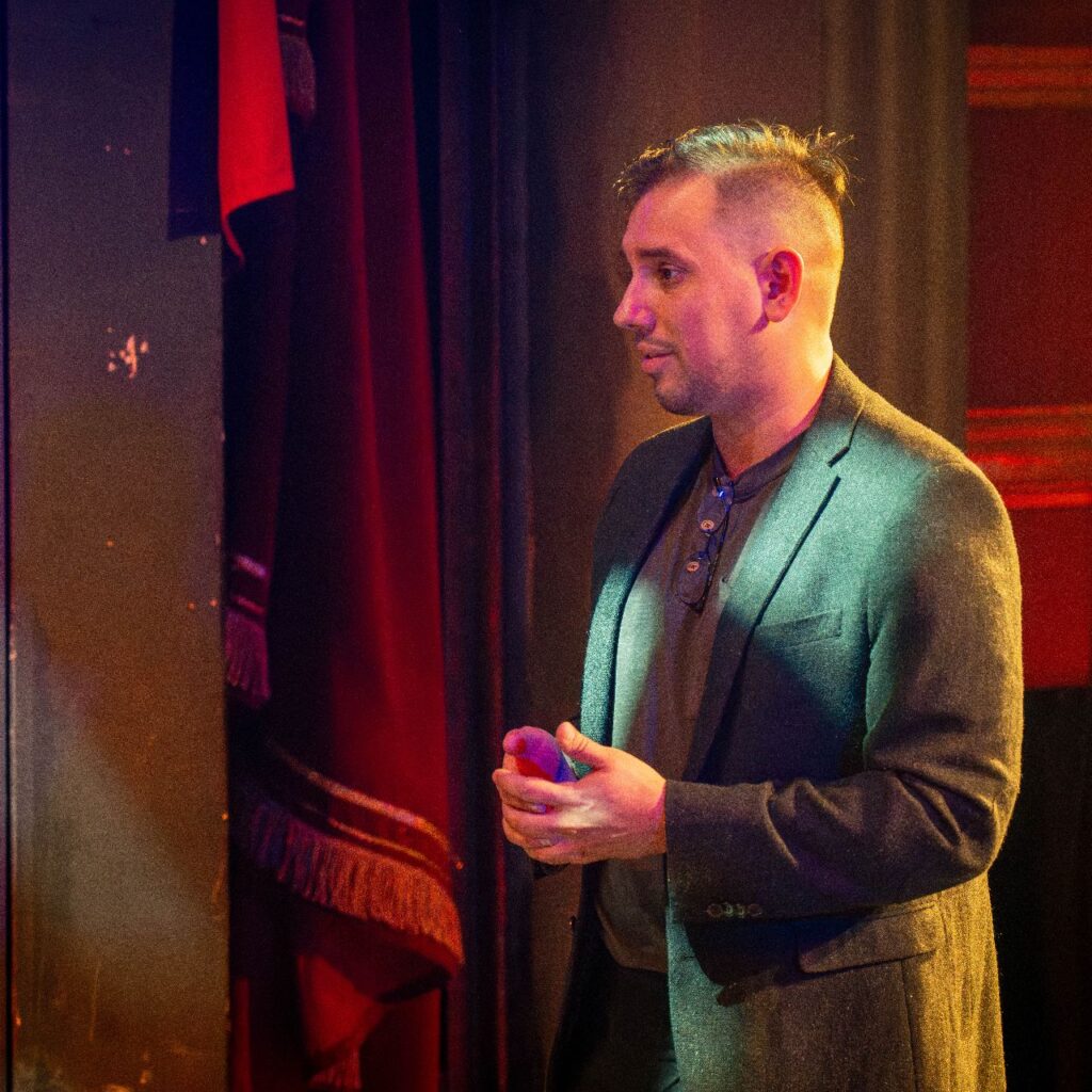 A Furfangos mese rendezője Puskás Dániel áll a képen