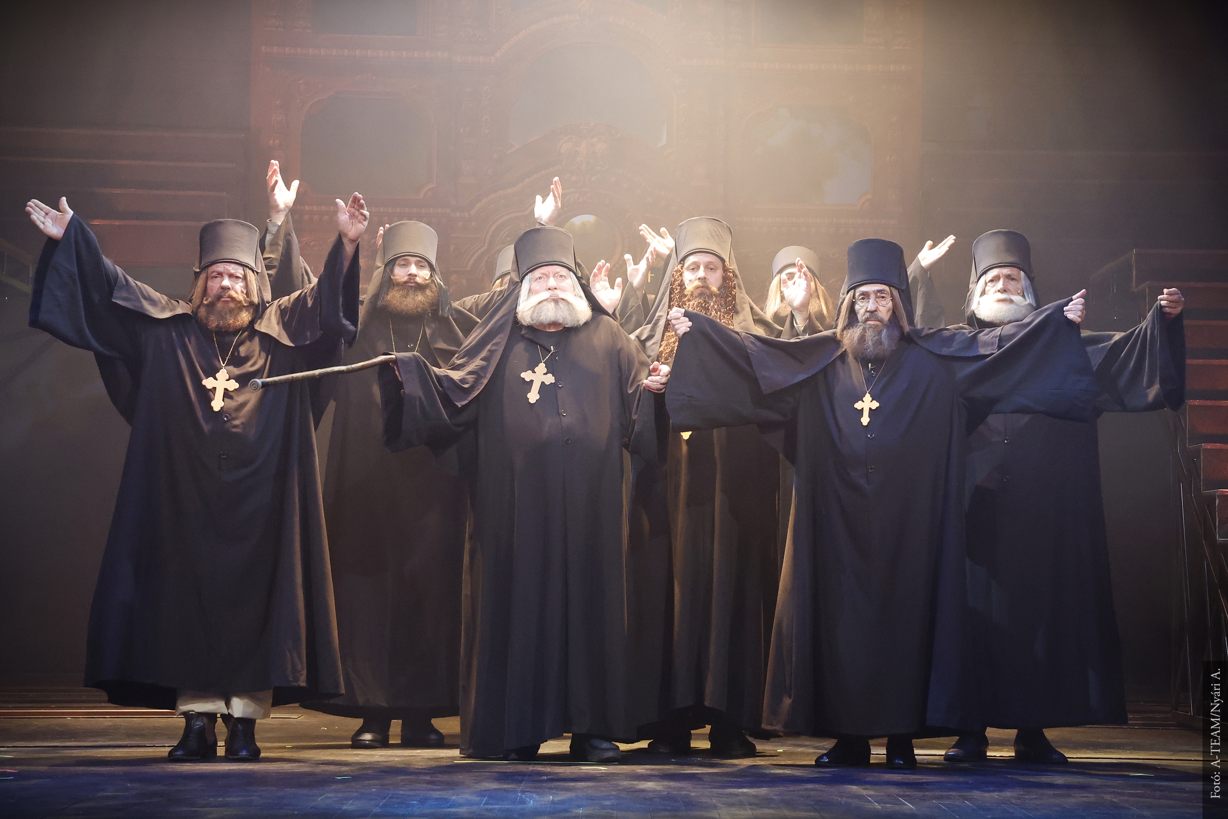 A színművészek a Drakula Fantázia című előadás egyik jelenetében a színpadon, mint pópák.