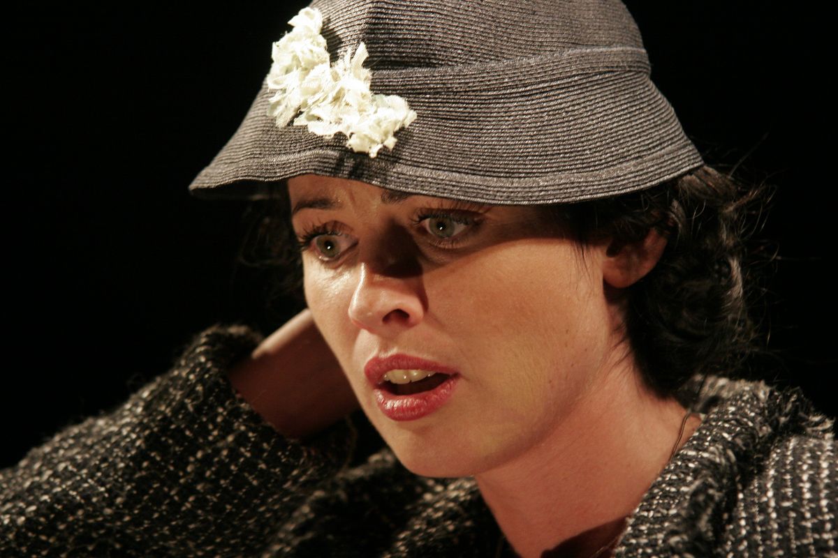 A színművész a Edith és Marlene című darabban jelenet közben.