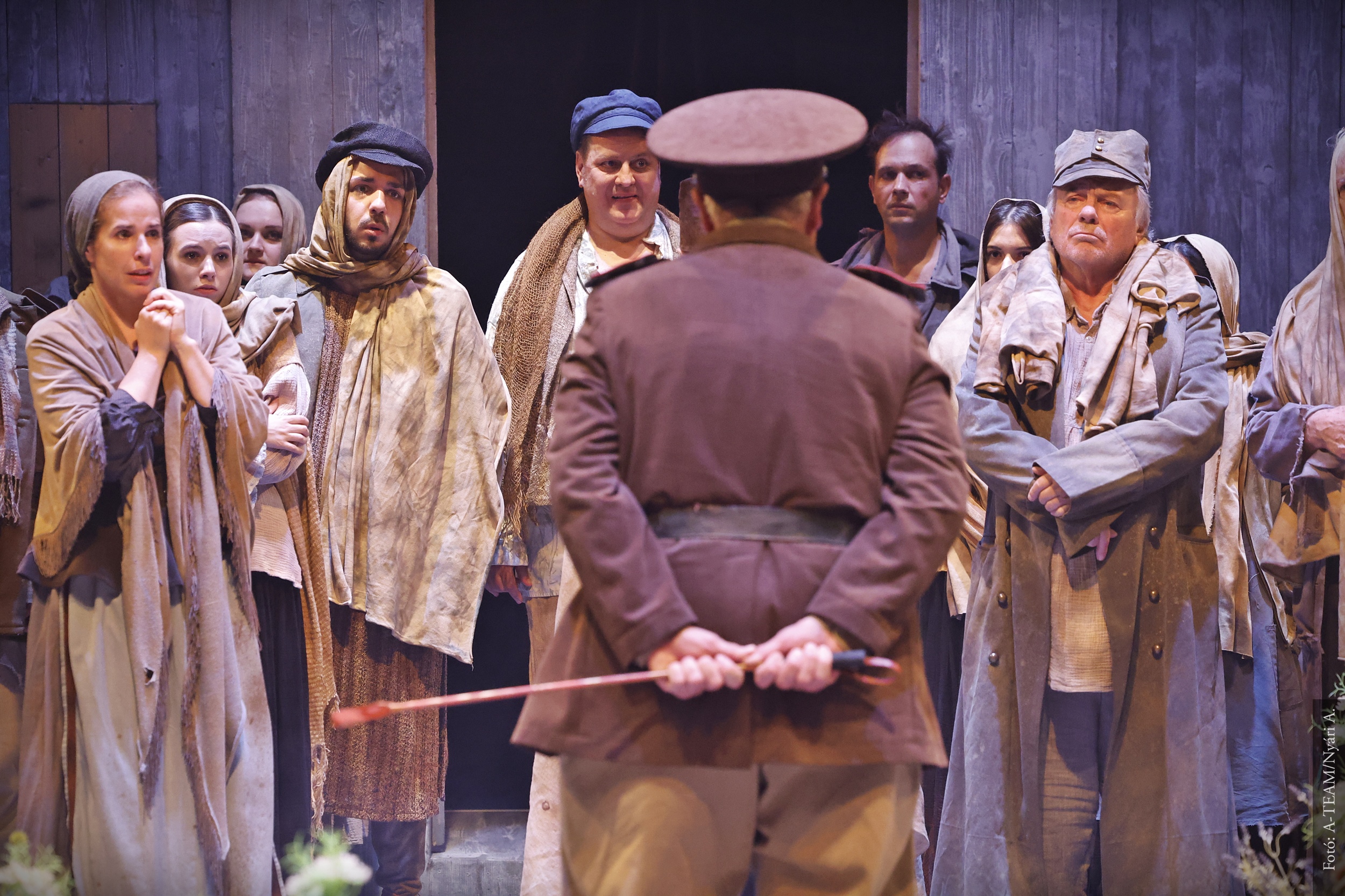 A színművészek az Elvásik a veres csillag című előadásban jelenet közben a színpadon.