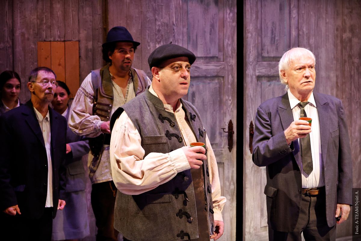 A színművészek az Elvásik a veres csillag című előadás egyik jelenetében a színpadon.