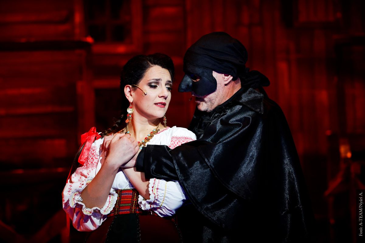 A színművészek a Fatia Negra című előadásban jelenet közben a színpadon énekelnek.