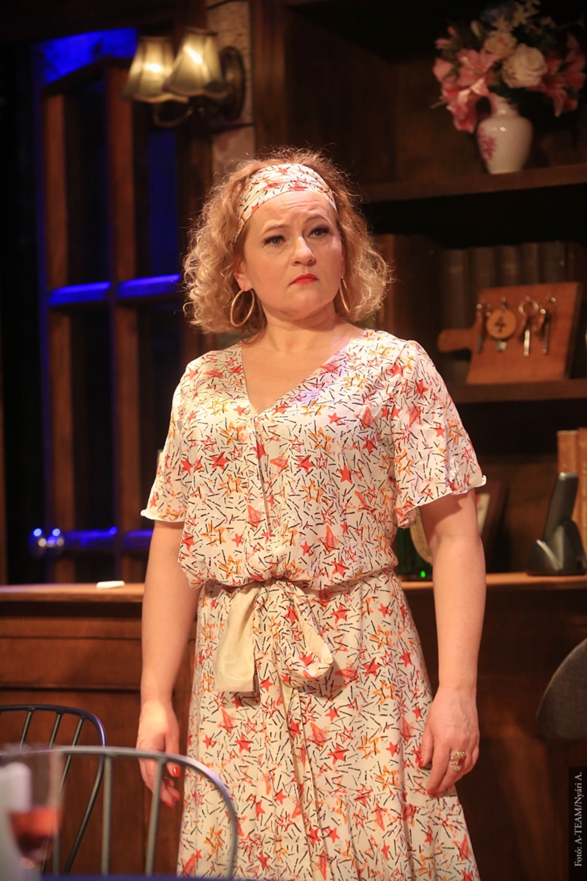 A színművész a Hotel Mimóza című darabban jelenet közben komolyan figyel.