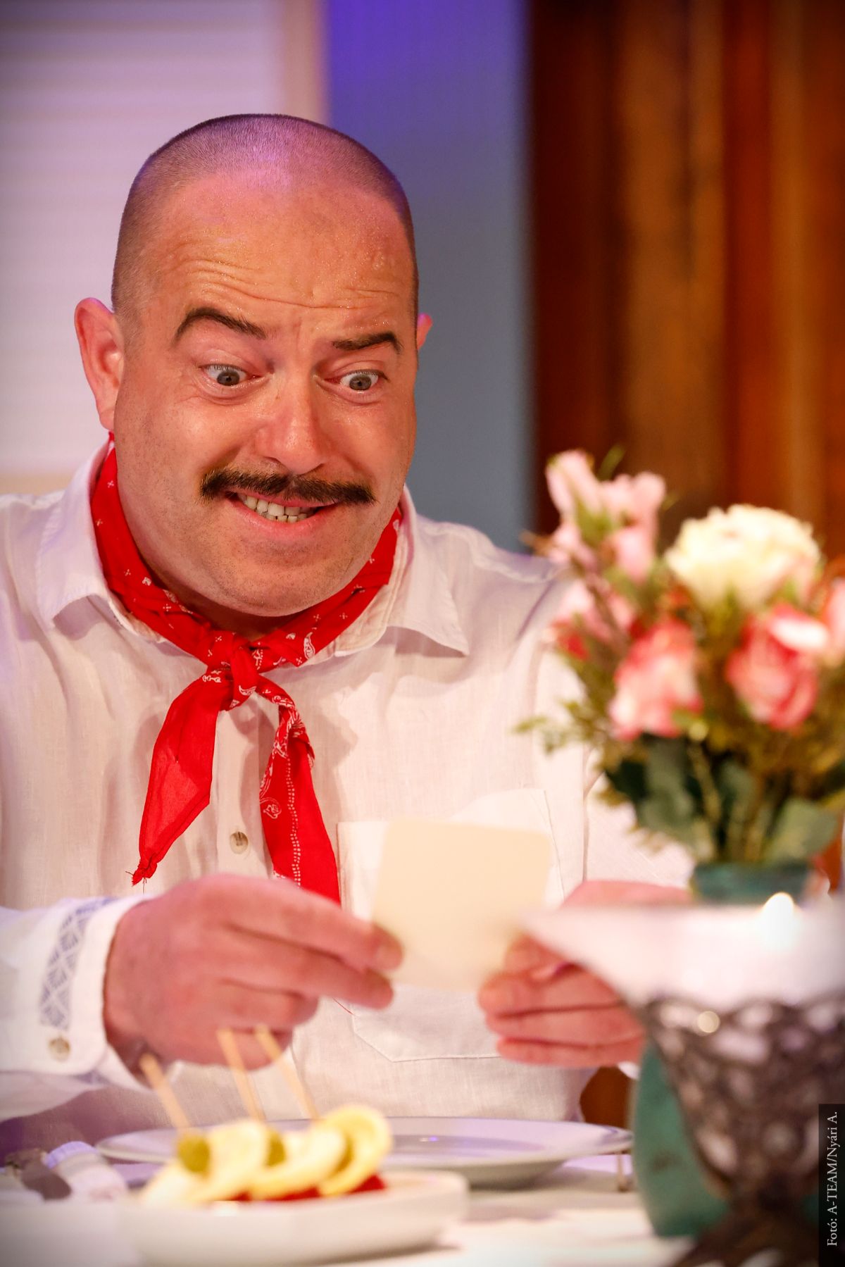 A színművész a Furcsa pár című darabban jelenet közben meglepetten olvas.