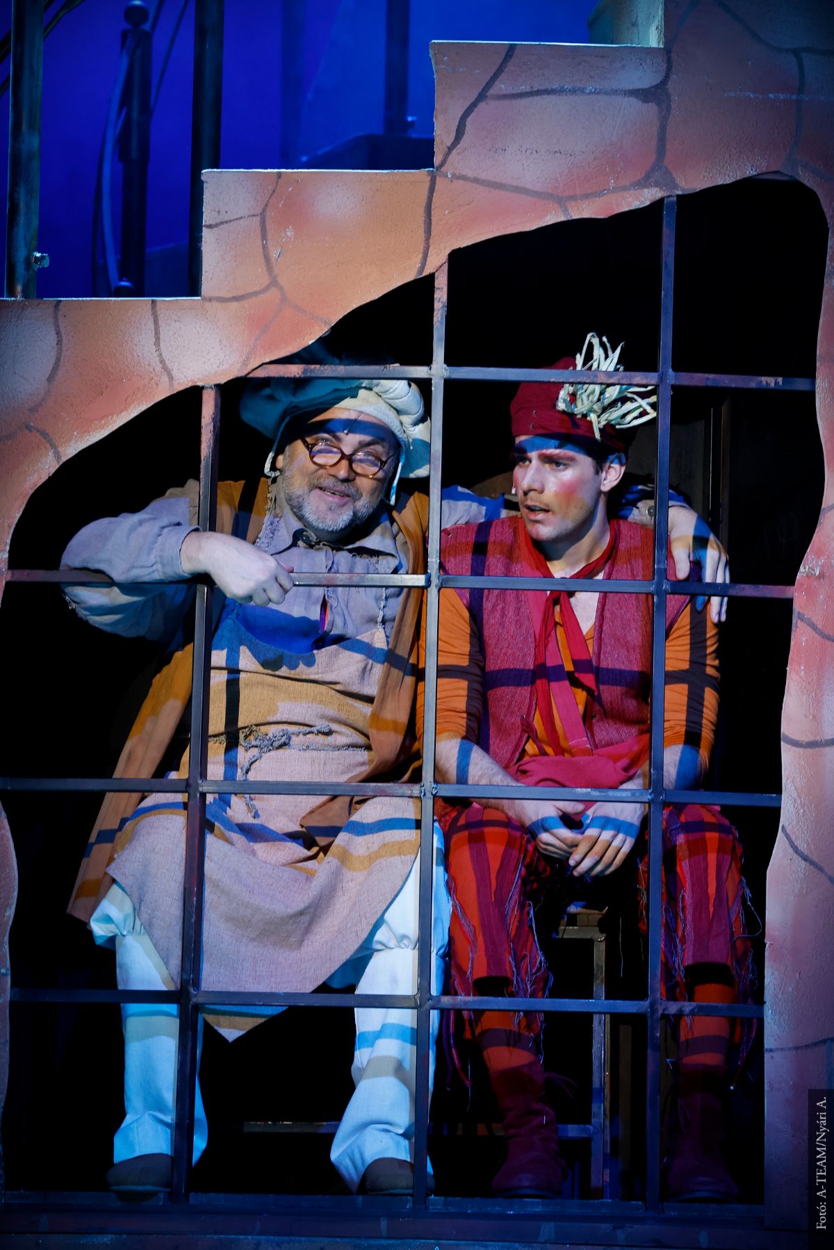 A színművészek a Hagymácska című előadásban jelenet közben a színpadon.