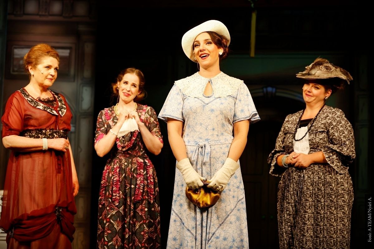 A színművészek A három sárkány, avagy a három nagynéni című előadásban jelenet közben meghatottan állnak a színpadon.