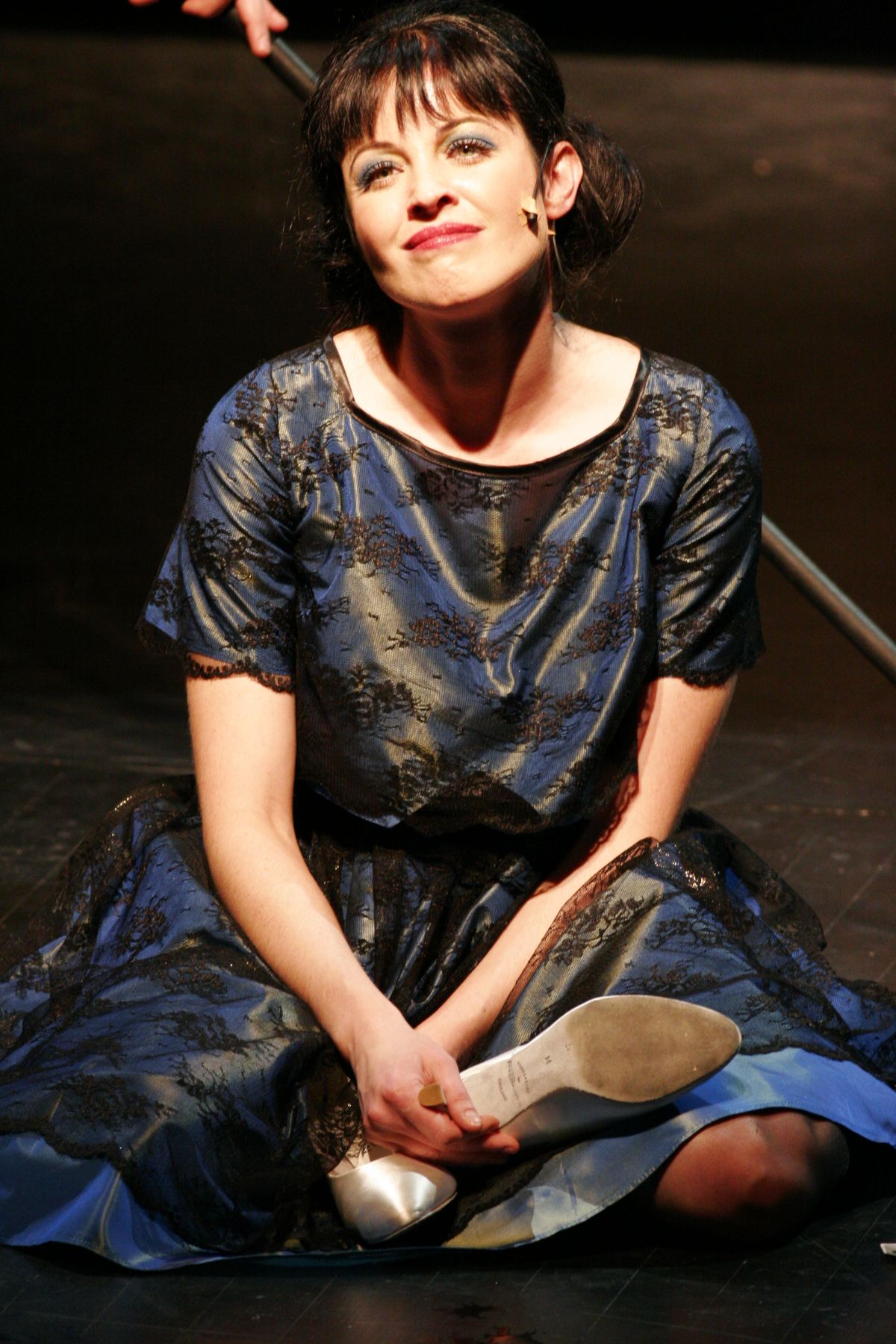 A színművész a Jó estét nyár, jó estét szerelem című darabban jelenet közben romantikus arckifejezéssel ül a színpadon.