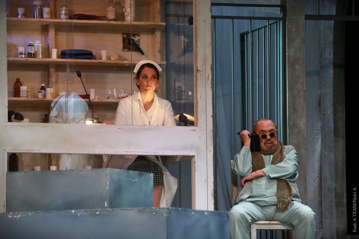 A színművészek a Kakukkfészek című előadás egyik jelenetében a színpadon némán ülnek.