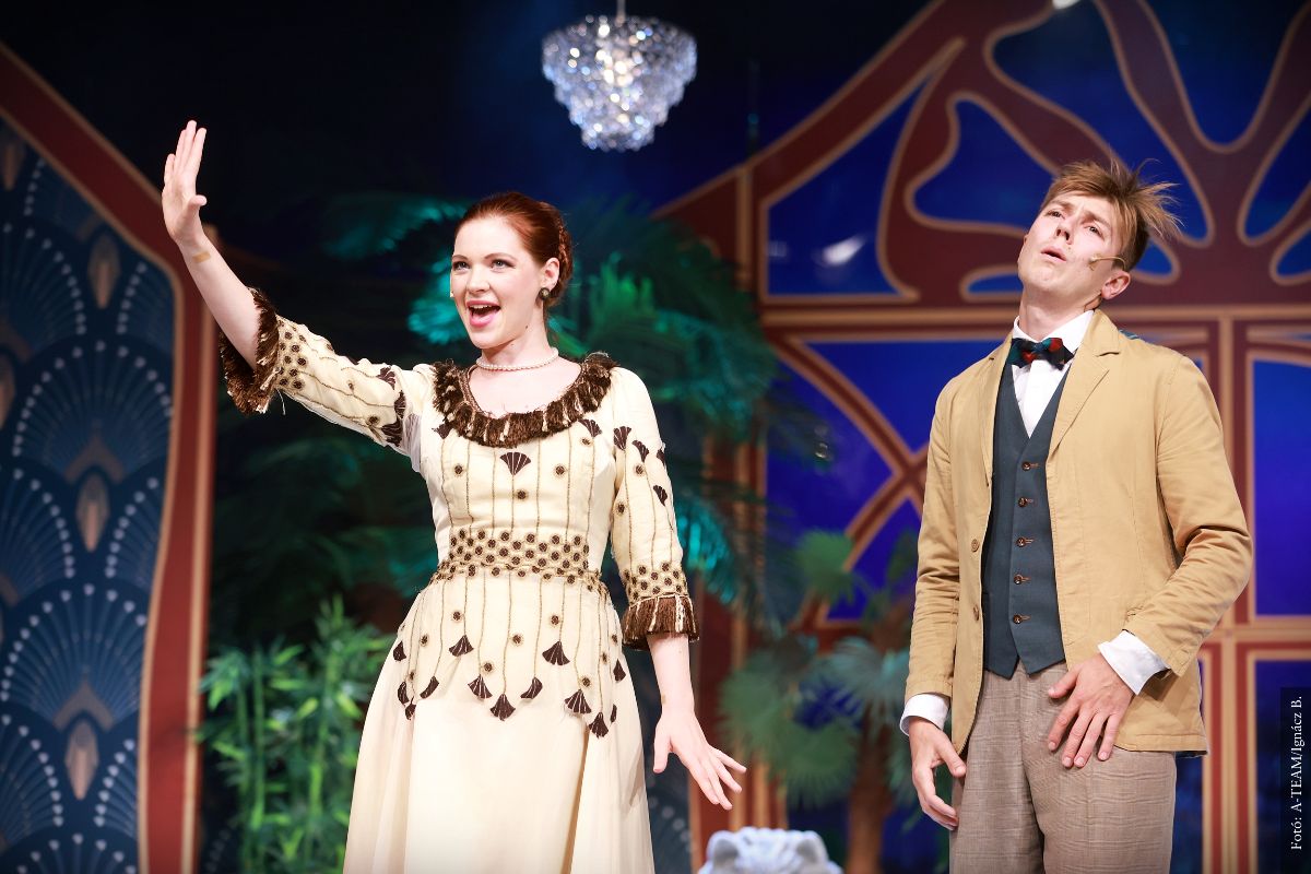 A színművészek a Kastély kölcsönbe című előadásban humoros jelenet közben a színpadon.