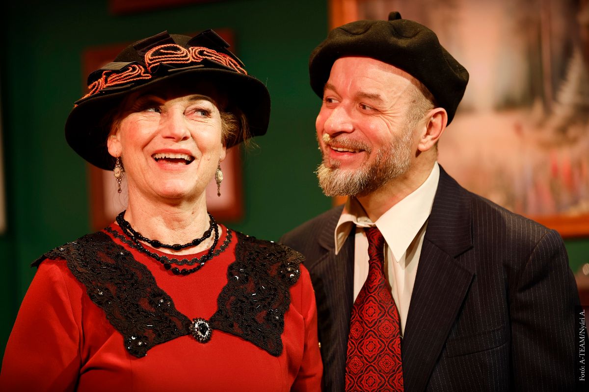 A színművészek a Kegyelmes asszony portréja című előadás színpadi jelenetében vidáman beszélgetnek.