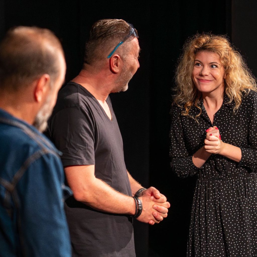 A Kék róka című előadás premierjén a szereplők egymásra mosolyognak.