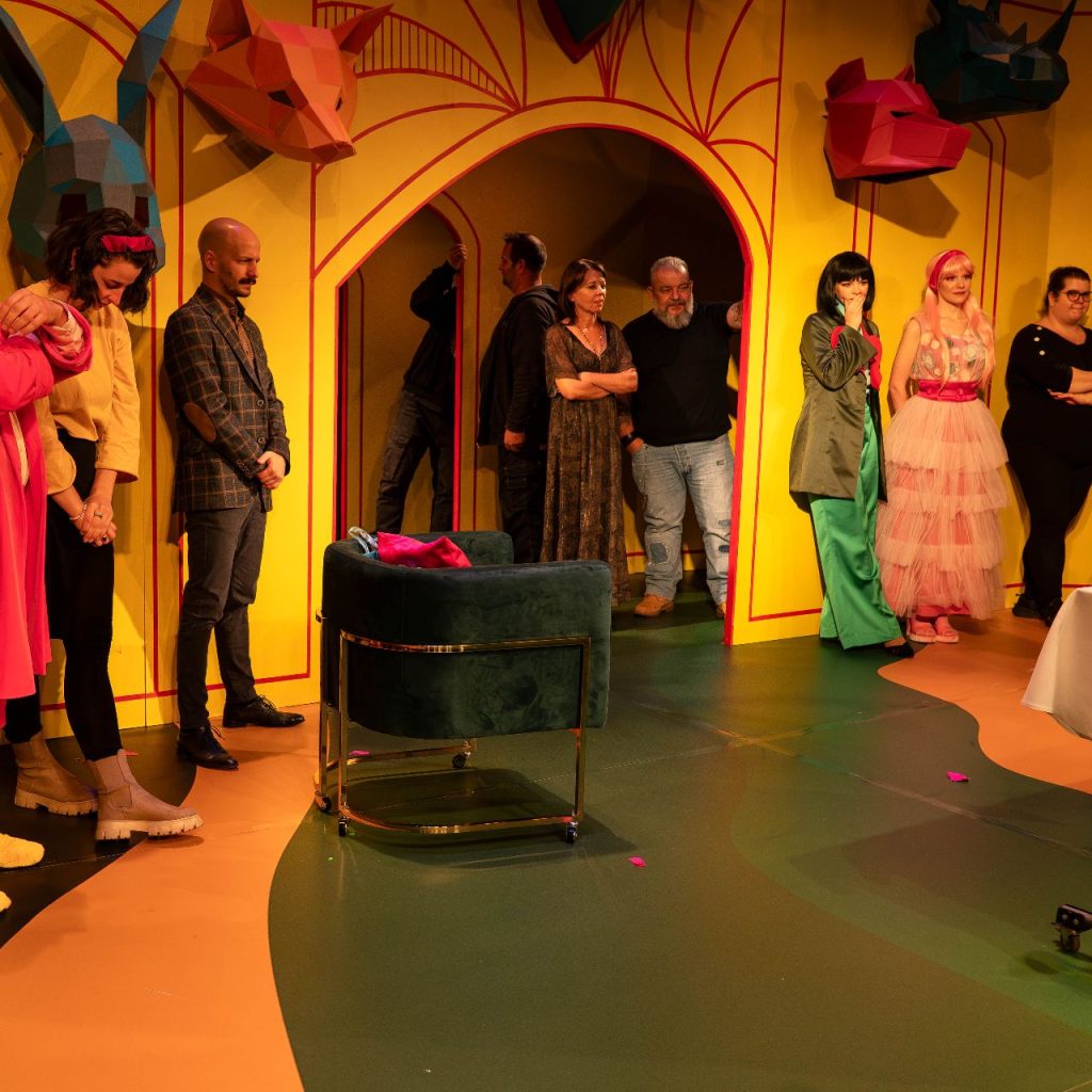 A Kék róka című előadás premierjén a szereplők és alkotók a színpadon ünnepelnek pezsgővel.