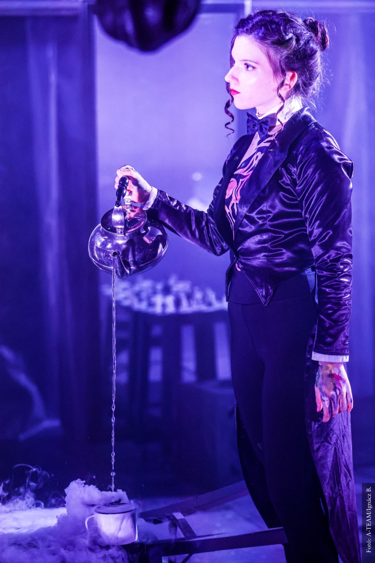 A színművész az Idegenek és ismerősök című darabban jelenet közben teát tölt egy csészébe.