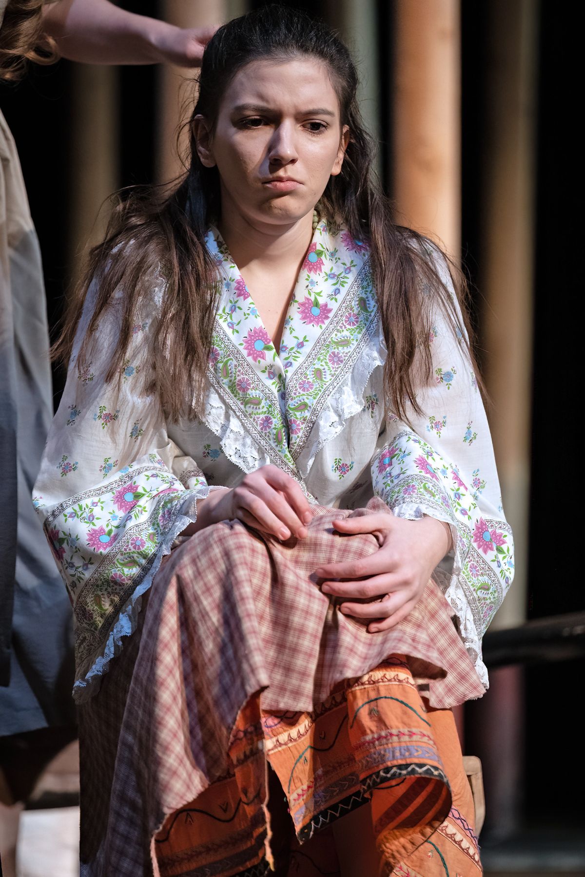 A színművész a Kígyómarás című darabban jelenet közben durcás arckifejezéssel.