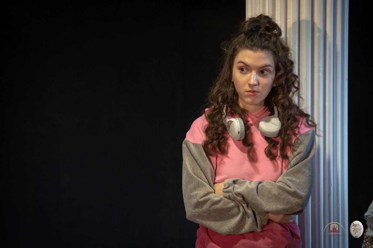 A színművész a Tartuffe című darabban jelenet közben meglepetten figyel.