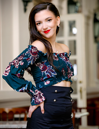 Kövesdi Kornélia portréja a Békéscsabai Jókai Színházban