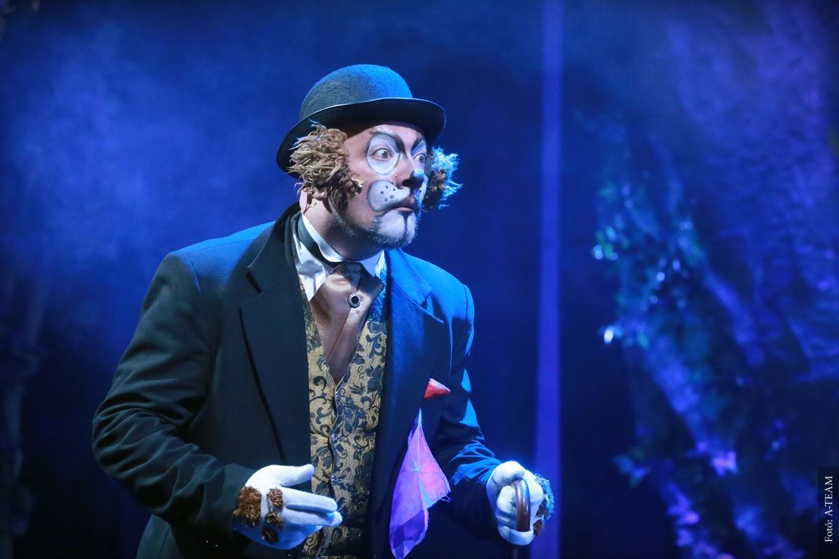 A színművész a Kukac Kata kalandjai című darabban jelenet közben meglepetten néz.