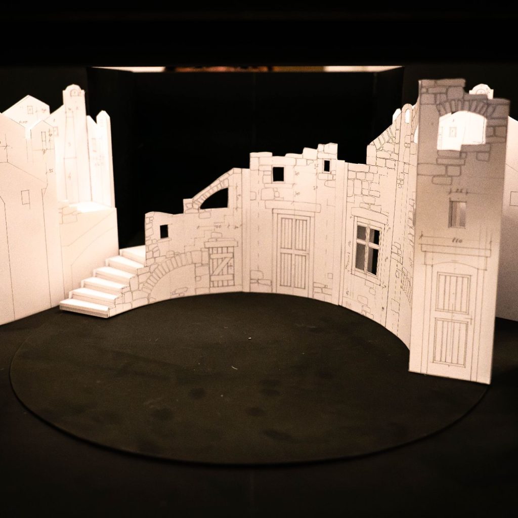 A Látni a láthatatlant című előadás díszletmakettje, amely a színpad terét és házfalakat ábrázolja.