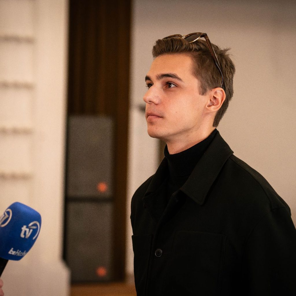 A Látni a láthatatlant című előadás olvasópróbáján egy fiatal férfi interjút ad a TV7 csatornának.