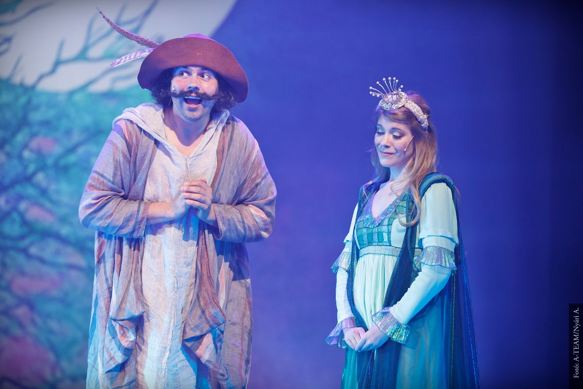 A színművészek A holdbeli csónakos című darabban párbeszédet folytatnak a színpadon.