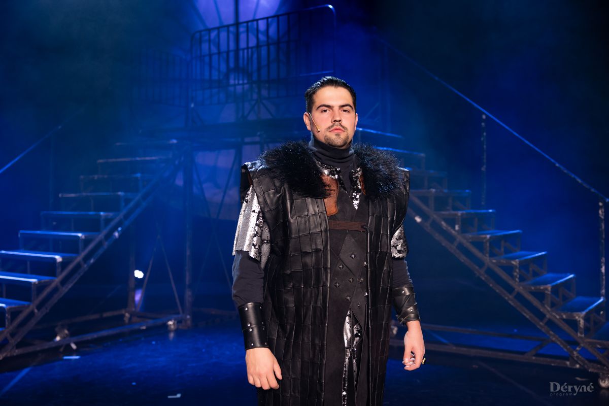 A színművész a Szent László - a legendák királya című darabban jelenet közben.