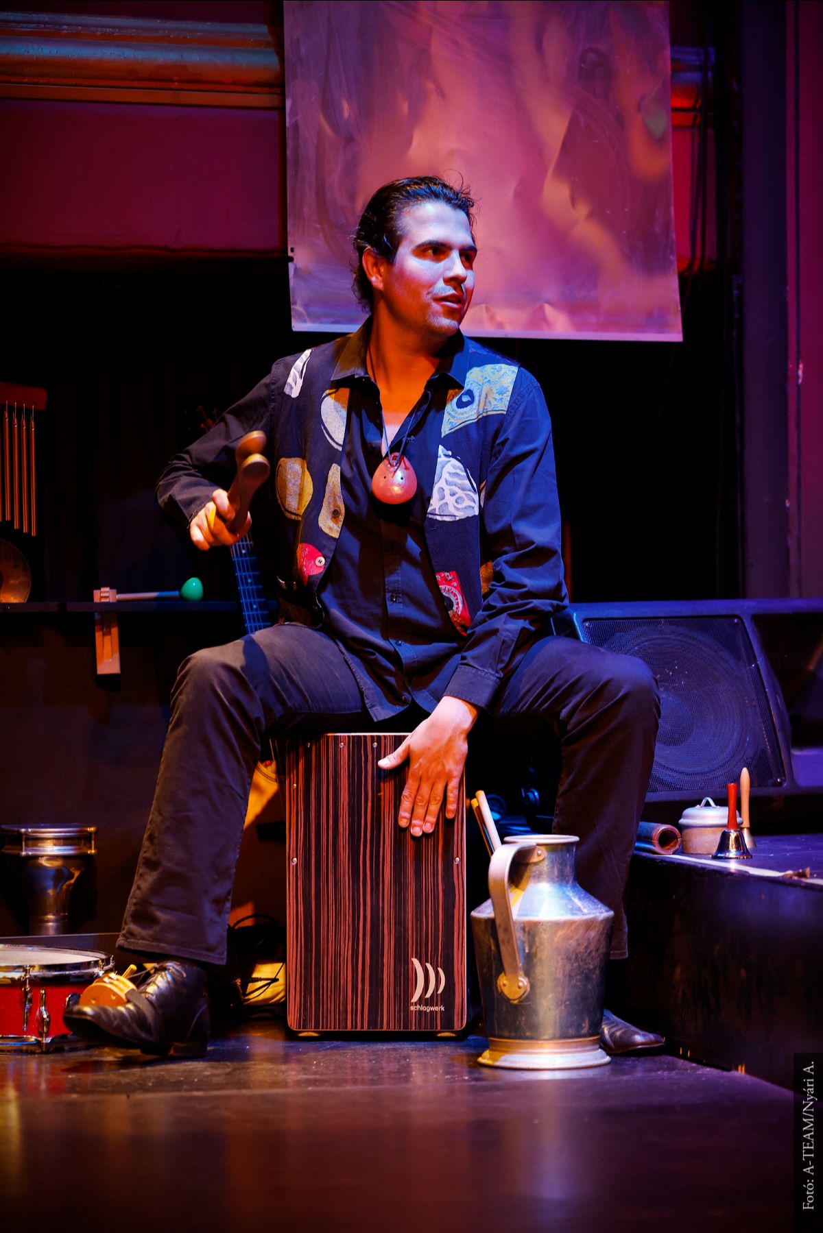 A színművész a Balkán Kobra című darabban jelenet közben dobol.