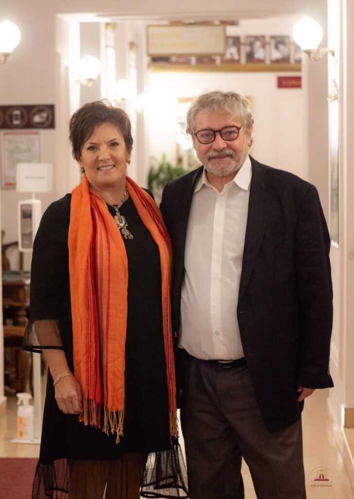 Seregi Zoltán igazgató úr áll, mellette Závogyán Magdolna, és a kamerába mosolyognak